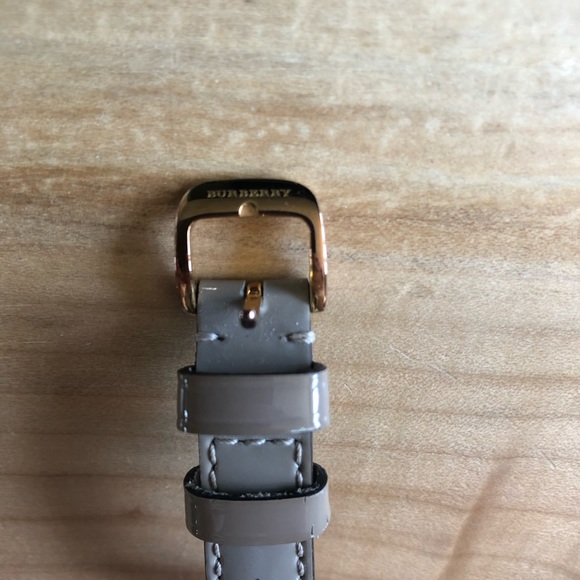 Elegant Burberry Watch - Picture 2 of 4